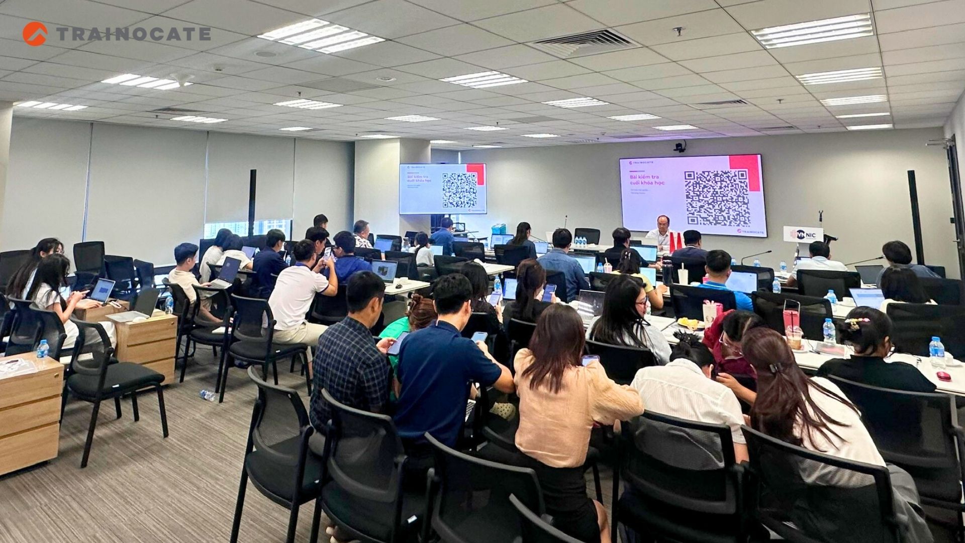 Học AI ở đâu cho doanh nghiệp? 5 tiêu chí chọn đơn vị đào tạo AI uy tín